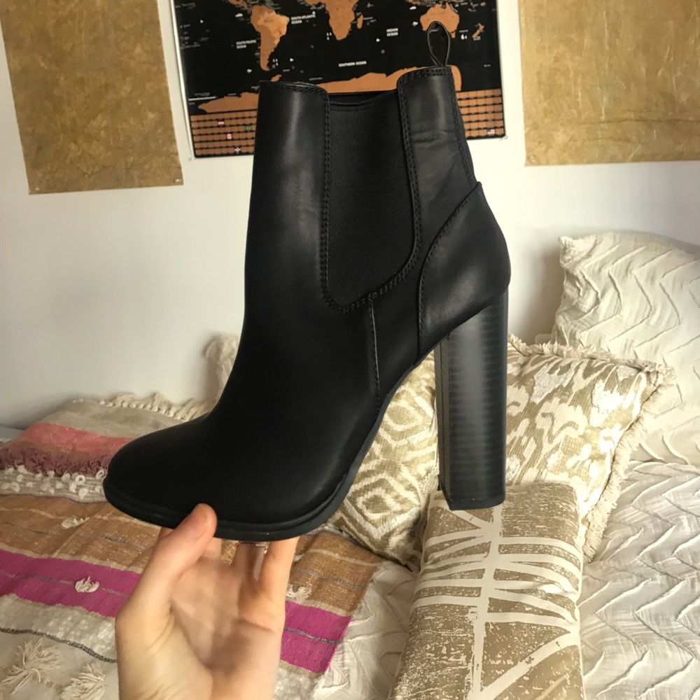 Lipstik Black Heeled Booties